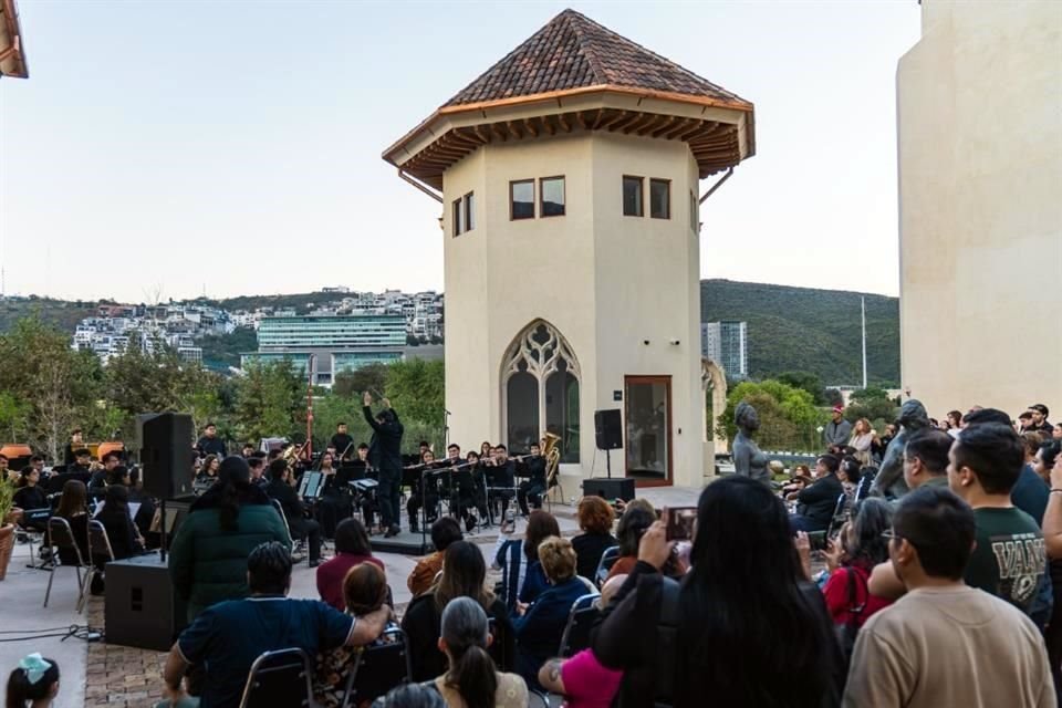 Los asistentes gozaron al aire libre del concierto navideño en La Milarca.