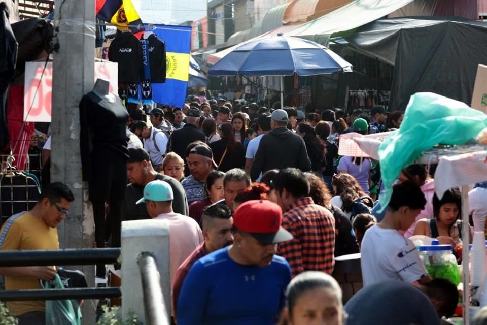 El pasaje comercial de la calle Colegio Civil lució completamente saturado de personas y puesteros, con el riesgo latente de cualquier contingencia.