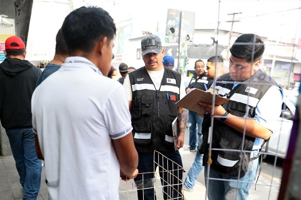 Inspectores de Comercio de Monterrey realizaron un operativo para retirar puesteros instalados en áreas prohibidas.