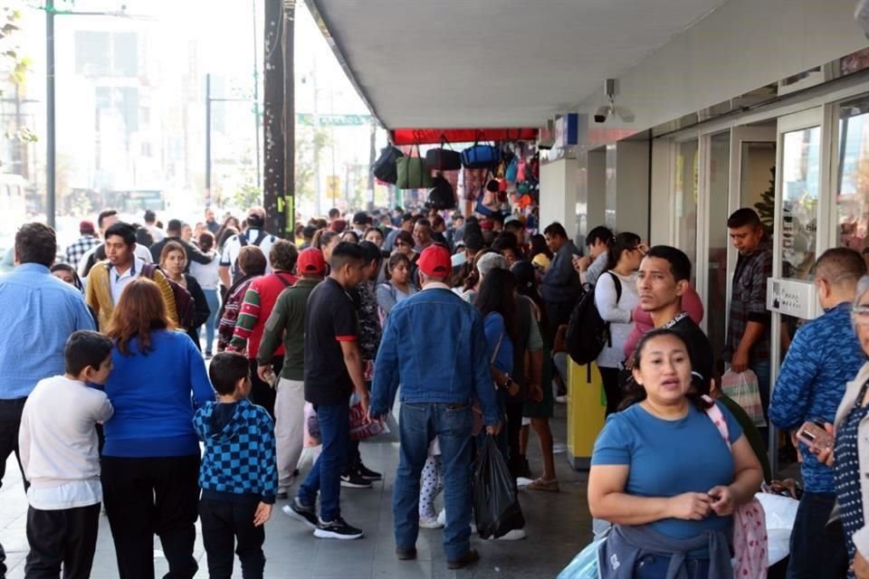 Ante la cercanía de la Navidad, el Centro de la Ciudad está saturado de compradores y ambulantes.