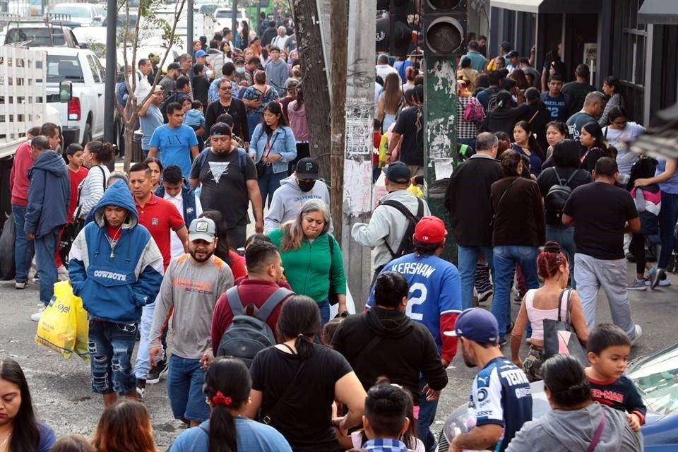 Las amplias banquetas de la calle Juárez lucieron insuficientes para la cantidad de peatones.