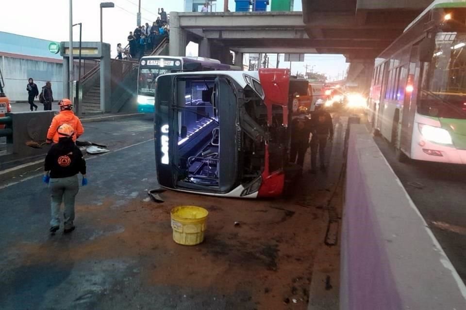 La unidad quedó volcada en la entrada al paso a desnivel.