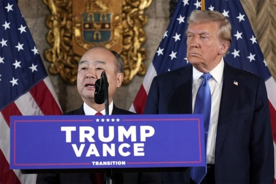 Masayoshi Son, presidente ejecutivo de SoftBank Group, y el Presidente electo Donald Trump durante el anuncio de inversión.