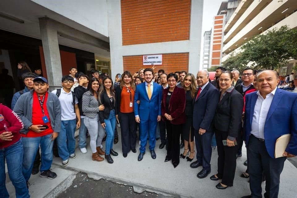 En su recorrido visitó el Laboratorio de Enfermería y el área de Neurociencia, y convivió con alumnos de la universidad.