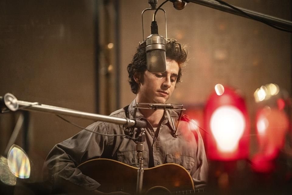 Timothée Chalamet, favorito en la carrera hacia el Óscar, explica su proceso para dar vida a Bob Dylan en la cinta 'A Complete Unknown'.