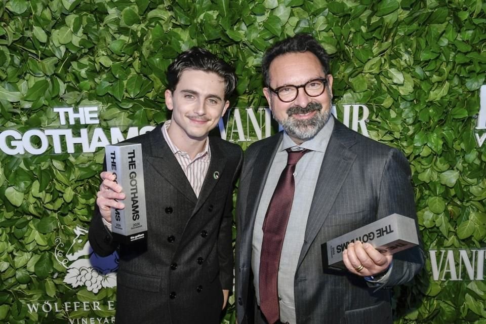 La actuación de Chalamet, completa con canto y guitarra, en la película dirigida por James Mangold (der.), que se estrena en cines este próximo 25 de diciembre, ha recibido elogios casi universales.