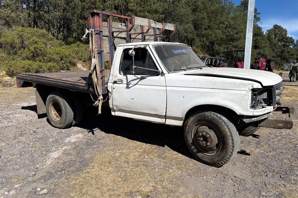 En el sitio también fue hallada una camioneta con material para el traslado de madera.