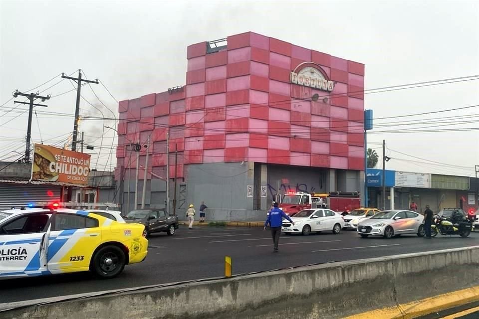 Un choque entre un camión y un automóvil provoca la caída de un poste y cableado y el cierre de un tramo, en la Avenida Fidel Velázquez.