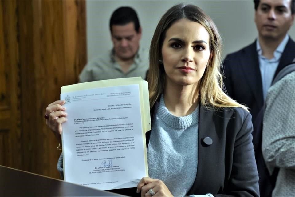 Lorena de la Garza entregó en el Palacio de Gobierno la carta de invitación para el Gobernador Samuel García.