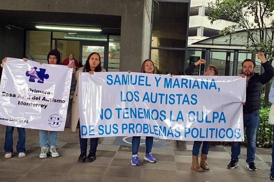 Los manifestantes  mostraron pancartas demandando que se visibilice a los autistas y que se les permita contar con ese espacio que brindaría atención a al menos 800 menores con autismo.