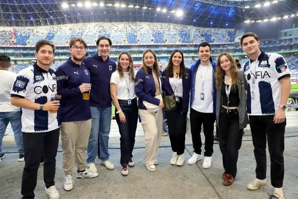 Gerardo Estrada, Jesús González, David Delgado, Valeria Filizola, Alejandra González, Juliana Valdés, Alvaro Llaguno, Ivana Filizola yMauricio Elizondo