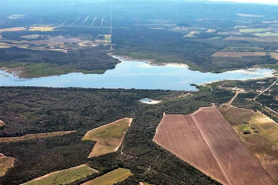 En la propiedad existen al menos dos represas, una de ellas de grandes dimensiones, que abastecen de agua al inmueble.