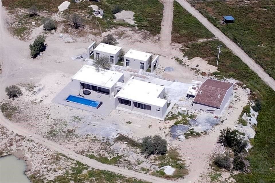 La construcción abarca dos casas, áreas sociales, una alberca, otras edificaciones, un helipuerto y una sala de trofeos donde García tiene una colección de animales de caza.