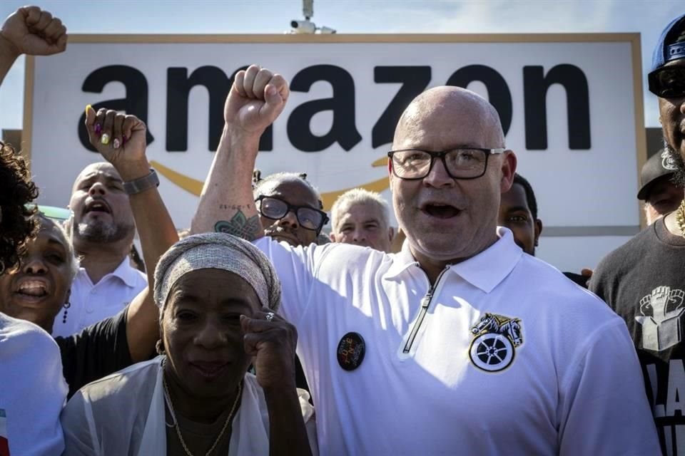 El presidente del sindicato Teamsters, Sean M. O'Brien (centro), se manifiesta junto a trabajadores de Amazon en el exterior del almacén JFK8 de la empresa en Staten Island, Nueva York.