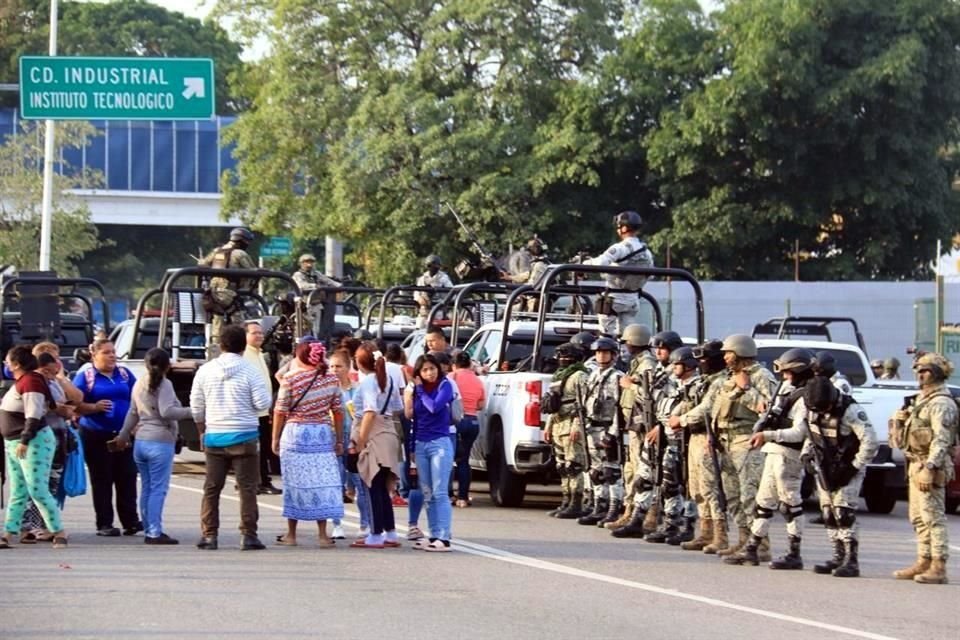 Familiares de internos afuera del centro penitenciario.