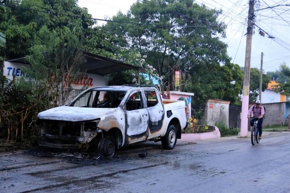 En paralelo a lo ocurrido en el penal, grupos delincuenciales incendiaron vehículos y comercios Villahermosa.