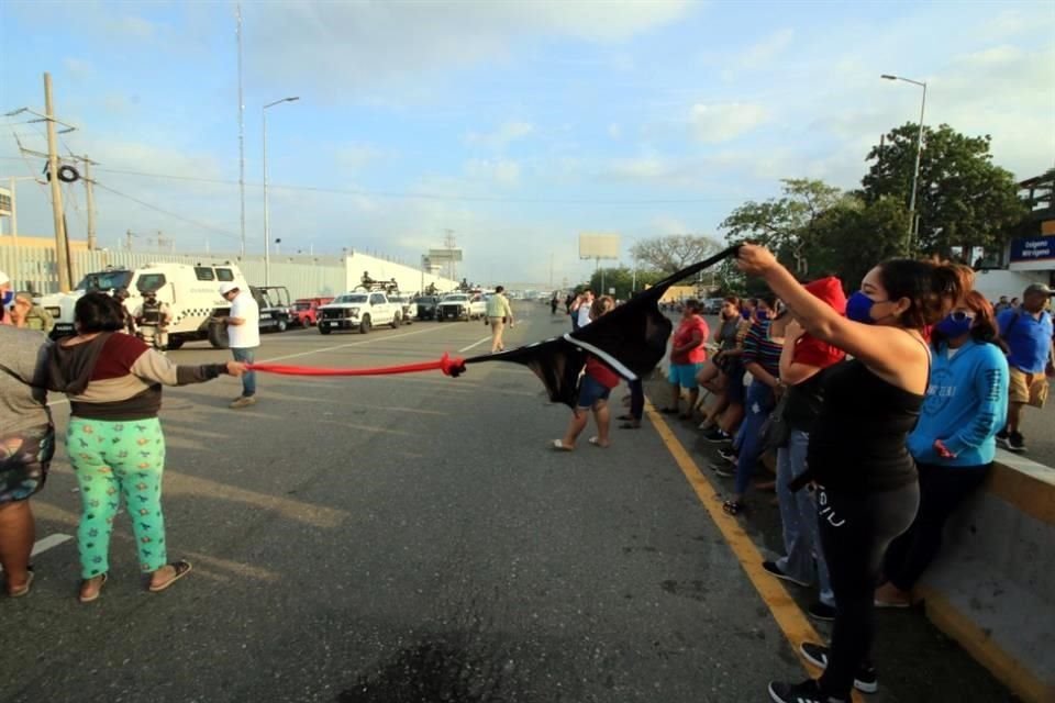 Decenas de familiares bloquearon la avenida principal que comunica al penal en demanda de información.