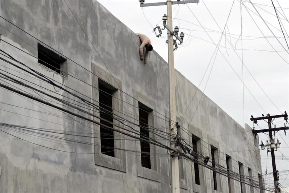 El hombre quedó colgando con medio cuerpo al exterior de la construcción en el cruce de Juan Aldama y Padre Mier.