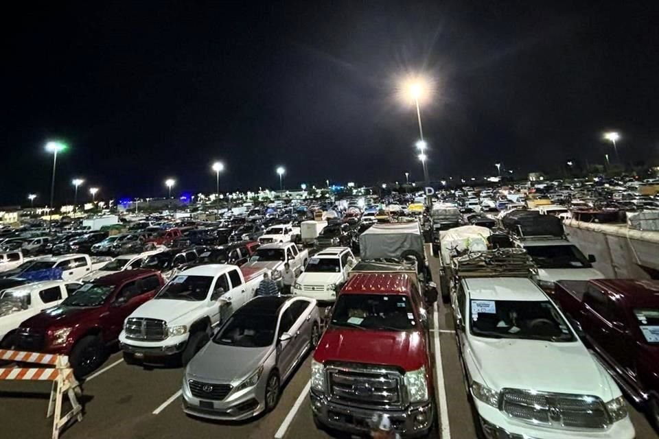 Unos 30 mil paisanos cruzaron esta madrugada de Laredo, Texas, a Nuevo Laredo, Tamaulipas.