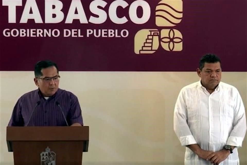 El titular de la Secretaría de Seguridad y Protección Ciudadana de Tabasco, Víctor Hugo Chávez Martínez, y el Gobernador Javier May en conferencia de prensa.