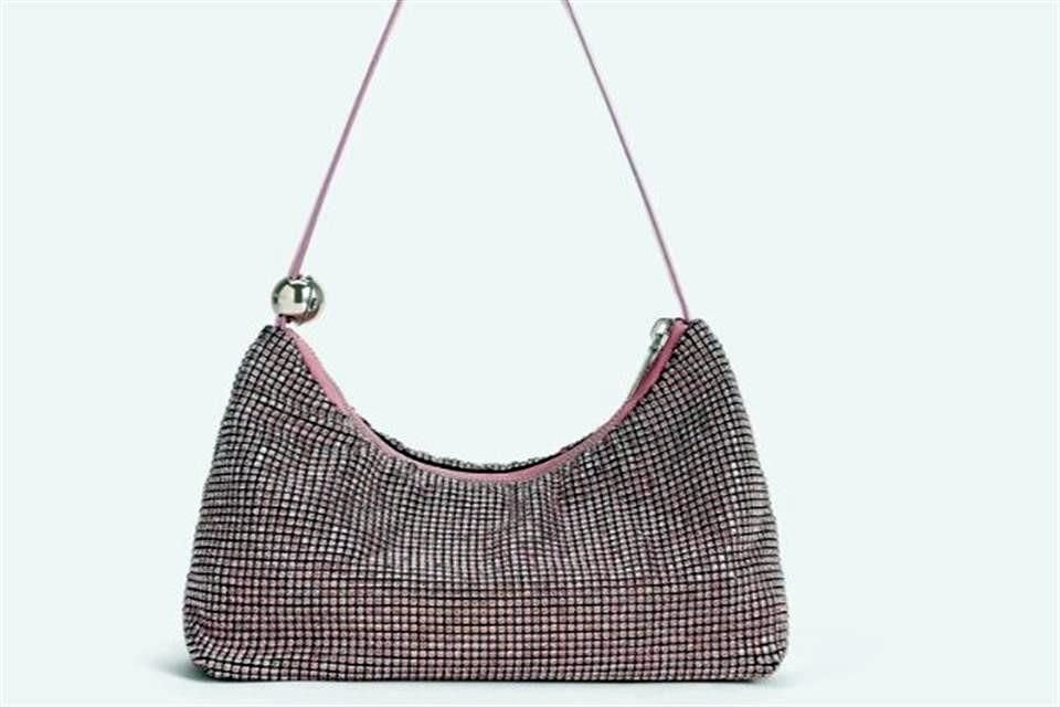 El modelo Patent Crystal-Embellished Two-Way Bag, combina el glamour con la versatilidad.