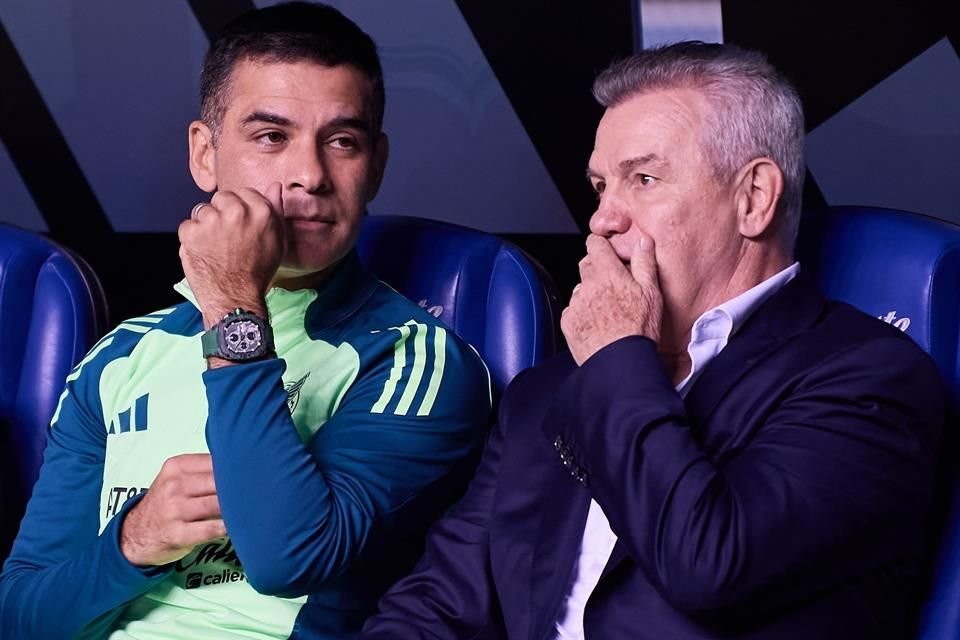 Javier Aguirre (der.) tiene el reloj en contra, más allá de que no se agobia por ello.