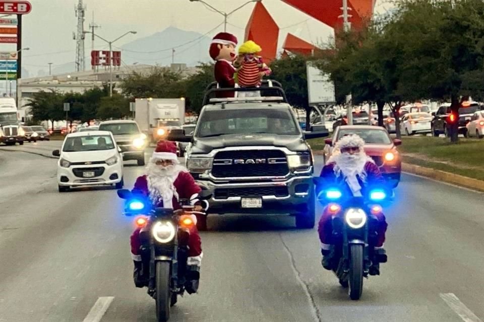 Los policías municipales se disfrazaron de Papá Noel y a bordo de sus motocicletas recorrieron el Parque Lineal Puerta Mitras.