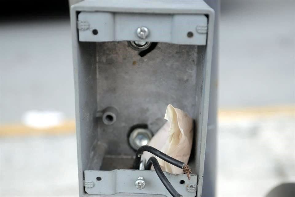 Avenida Venustiano Carranza:  No hay conexión de wifi y los puertos usb para cargar celulares están destruidos.