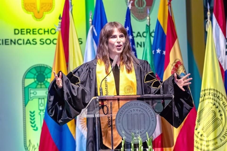 Karla Souza, oradora huésped, envió un fuerte y emotivo mensaje a los graduandos.
