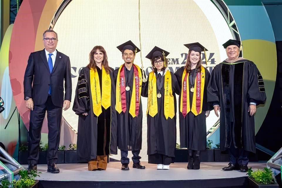Álvaro Fernández, Karla Souza, David Villanueva, Valeria Montemayor, Fernanda Guajardo y Mario Páez González durante el máximo reconocimiento que otorga la UDEM, el grado Summa Cum Laude.