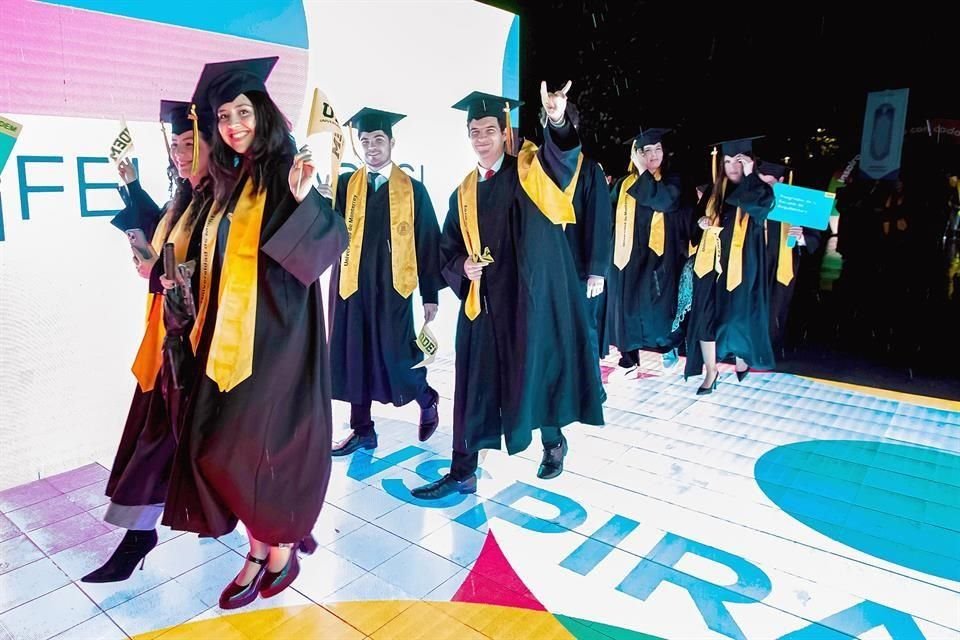 Los graduandos celebraron su graduación.