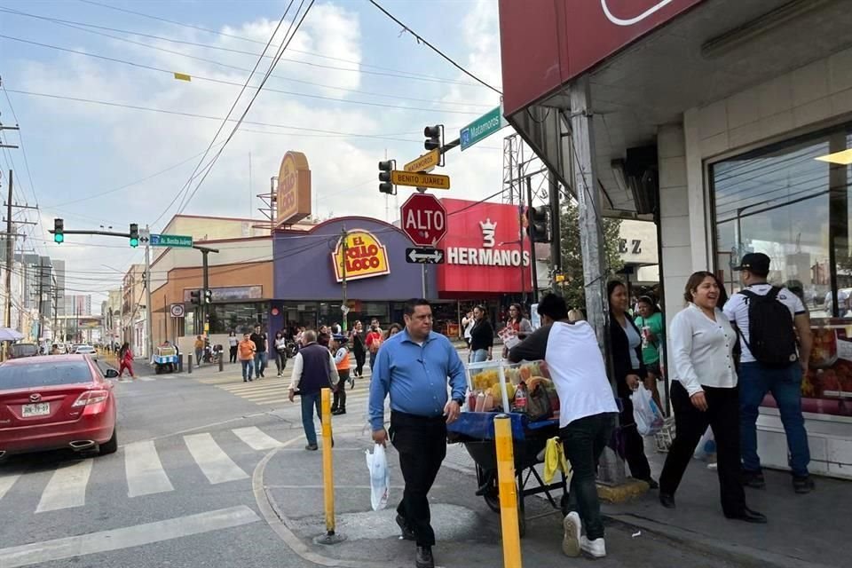 Algunos comerciantes ambulantes obstruyeron las banquetas ampliadas en Matamoros y Juárez, en el Centro de Monterrey.