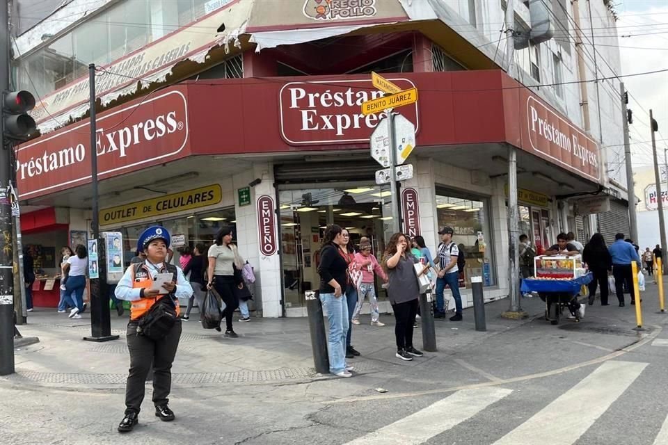 Algunos comerciantes ambulantes obstruyeron las banquetas ampliadas en Matamoros y Juárez, en el Centro de Monterrey.