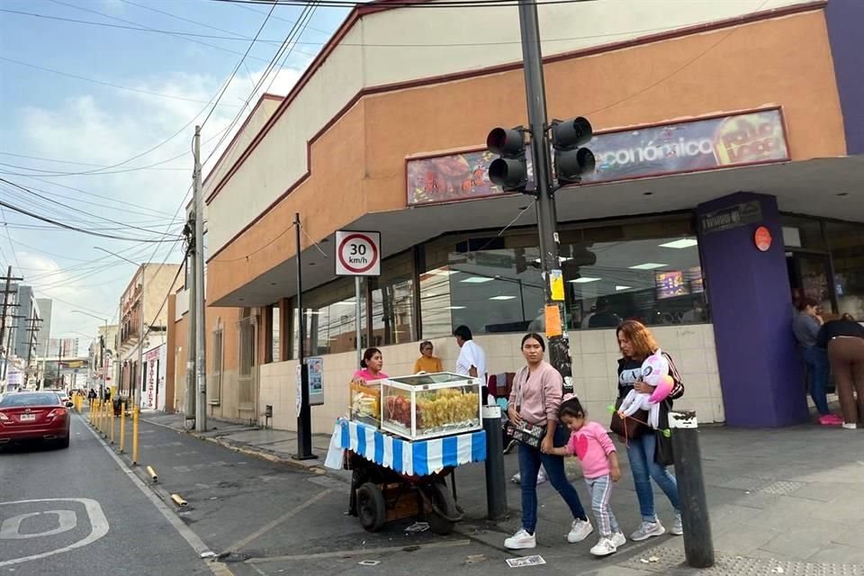 Algunos comerciantes ambulantes obstruyeron las banquetas ampliadas en Matamoros y Juárez, en el Centro de Monterrey.