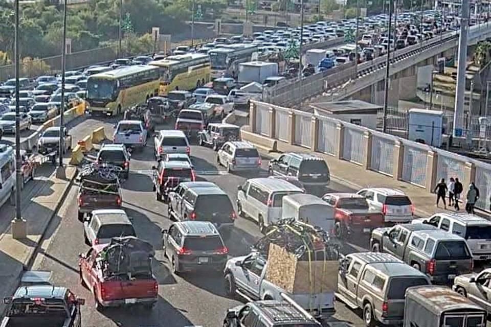 La caravana de paisanos empezó a cruzar desde la madrugada de ayer, pero miles siguieron cruzando al amanecer.