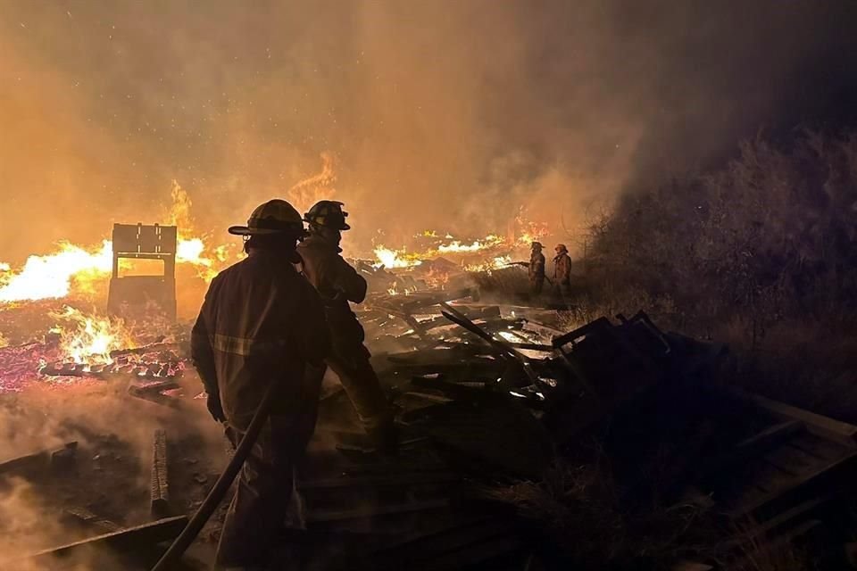 Bomberos de El Carmen y de otros municipios participaron en las labores para combatir el fuego.