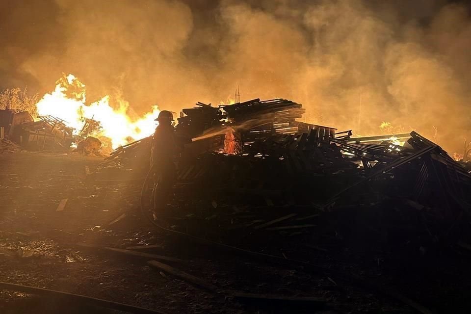 El negocio siniestrado se ubica en el cruce de la Carretera Monterrey-Monclova y Camino a Potrero Grande.