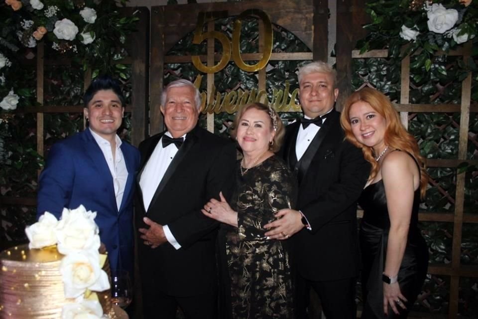 César Moreno,  Arturo Moreno Guerra, Elisa Zapata de Moreno, Arturo Moreno y Aisha Moreno de Valdez