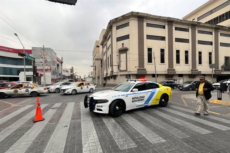 Agentes de Tránsito de Monterrey cerraran el paso de Zaragoza, desde la Washington.