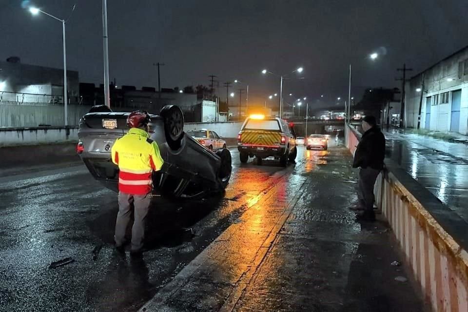 Un conductor y su acompañante sufren golpes tras estrellas y volcar el automóvil en el que viajaban, en la Avenida Bernardo Reyes.