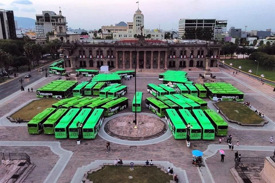 Más de 50 camiones verdes que forman parte del programa 'Muevoleón' fueron estacionados en septiembre en la Explanada de los Héroes.