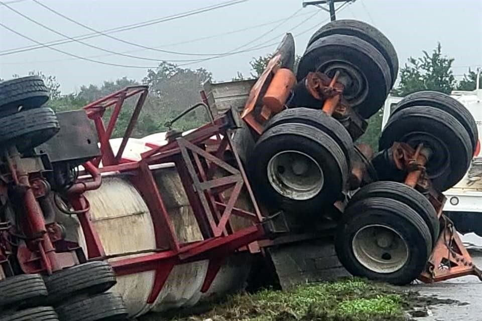 En la Carretera Cadereyta-Allende, a la altura de Hacienda El Cielo, localizaron volcado un autotanque con su dolly.