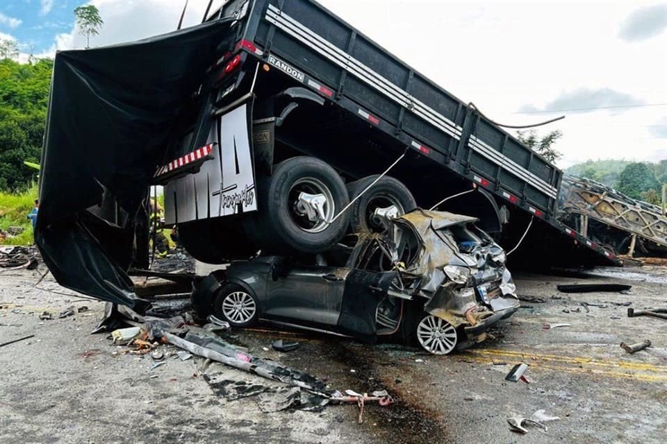 Un choque entre un autobús y un camión dejó 37 personas muertas y13 heridas en el sureste de Brasil, informaron autoridades.