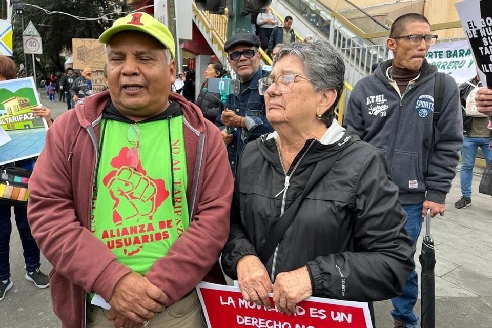 Integrantes de la Alianza de Usuarios del Transporte Público protestaron ayer afuera del Mercado Juárez.