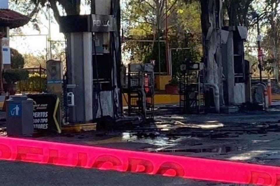 Una gasolinera y un Oxxo fueron incendiados en el Municipio de Cuitzeo, Michoacán.