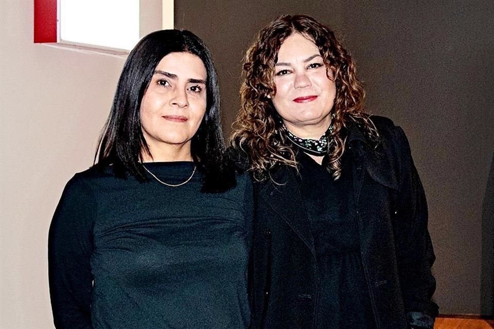 Marcela Quiroga (rizos) y Gina Arizpe