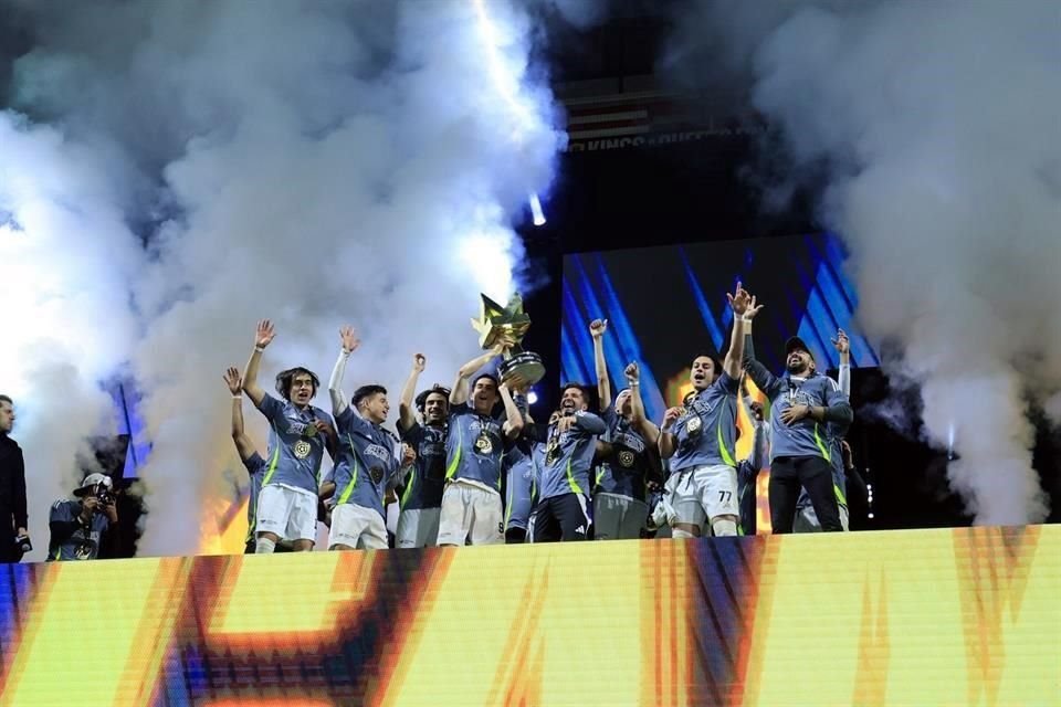 El equipo del Chicharito levantó el trofeo.