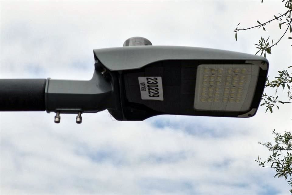 Tras más de cuatro años y medio en penumbras, la zona por fin luce iluminada, en la Macroplaza.