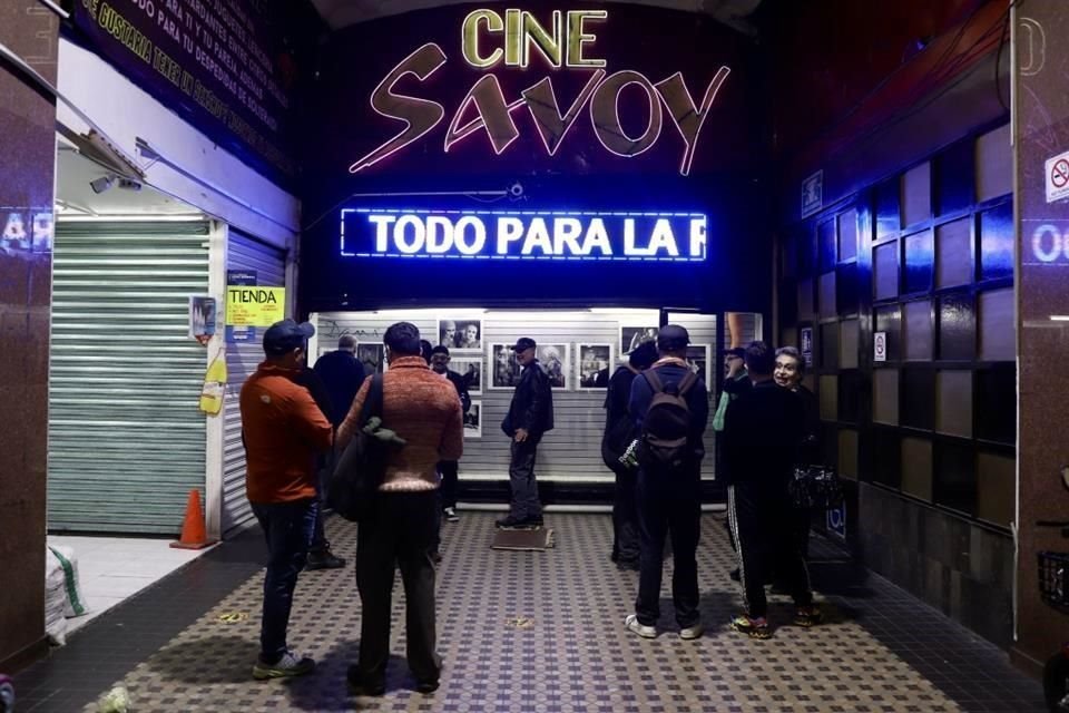 La vitrina de Drama se ubica en el Pasaje Savoy, en el Centro Histórico de la Ciudad de México.