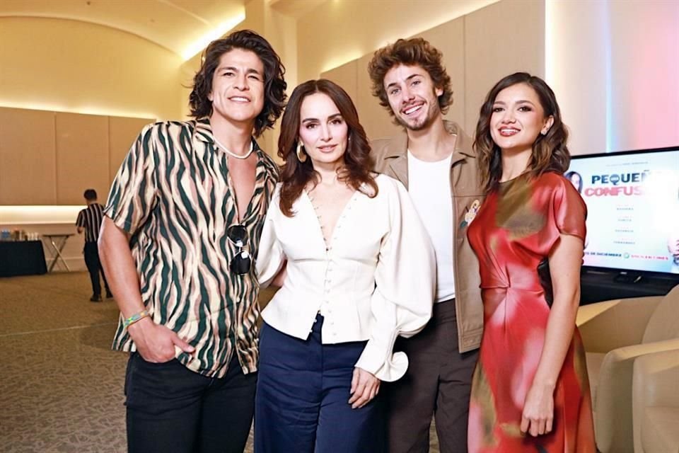 Cristo Fernández (izq. a der.), Ana de la Reguera, Juanpa Zurita y Vico Escorcia protagonizan 'Una Pequeña Confusión' que se estrena este miércoles.